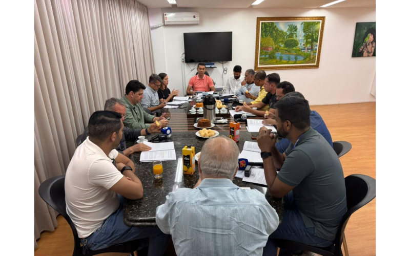 Prefeito Fábio Marinho apresenta Plano Filadélfia em café com a imprensa