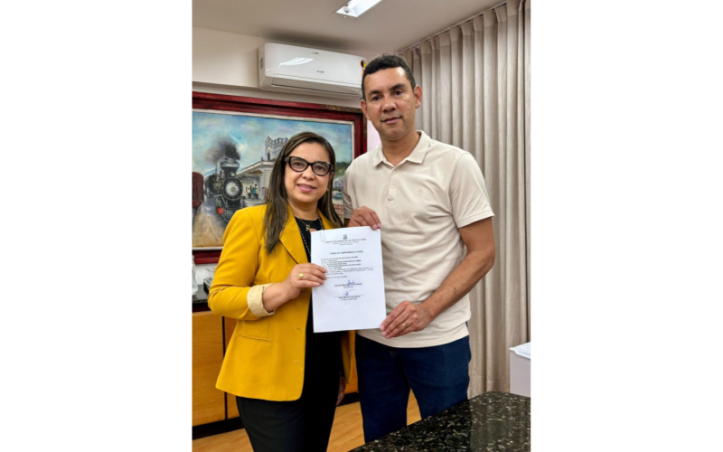 Prefeito Fábio Marinho empossa nova secretária municipal de Educação