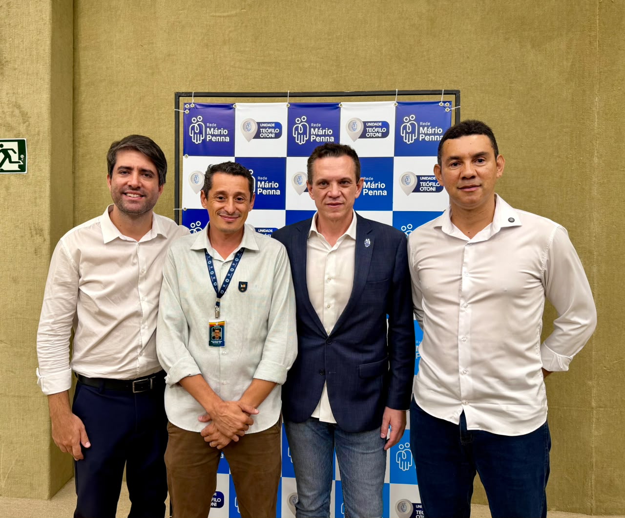 Representantes durante anúncio de ampliação do Hospital Regional de Teófilo Otoni